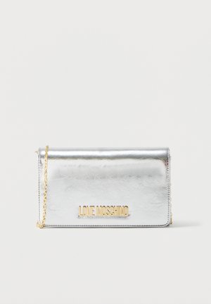 Zilverkleurige metallic Love Moschino clutch met gouden kettingriem en goudkleurige logoletters aan de voorkant tegen een egale witte achtergrond.