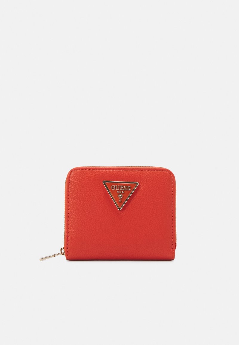 Portefeuille en cuir rouge texturé avec un logo triangulaire doré. Il présente une fermeture éclair et une forme rectangulaire compacte.