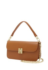 Borsa a tracolla in pelle tan con chiusura a patta, hardware dorato, manico corto e tracolla removibile. Texture liscia con linee pulite.