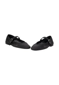 Bailarinas negras de tejido con punta afilada y una correa con un hebilla plateada. La textura es transpirable con un suave forro interior.