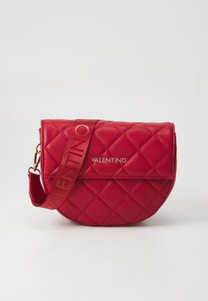 Borsa a tracolla in pelle trapuntata rossa con logo dorato, forma curva e tracolla regolabile con il nome del marchio in rosso.