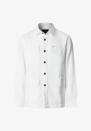 Chaqueta camiseta blanca de manga larga con cierre frontal de botones, cuatro bolsillos con solapa y un pequeño logo de la marca en el bolsillo del pecho izquierdo.