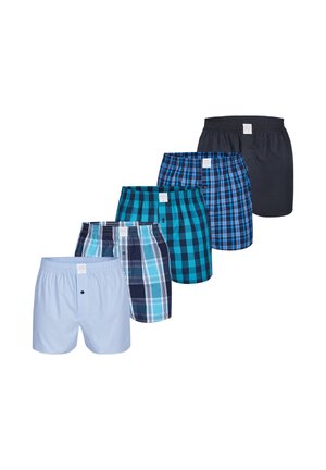 Fünf Paare Herrenboxershorts in Blautönen und Schwarz mit einfarbigen und verschiedenen karierten Mustern, in einer versetzten Linie angeordnet.