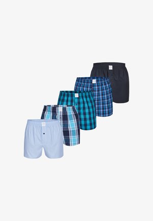 Vijf paar herenshortjes in blauwtinten en zwart, met effen en diverse geruite patronen, gerangschikt in een verspringende lijn.