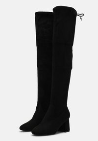 Botas negras por encima de la rodilla hechas de suave ante, con tacón de bloque, punta redonda y un panel elástico lateral para facilitar su uso.