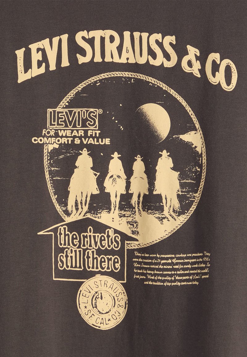 Graues Baumwoll-T-Shirt mit einem cremefarbenen Grafikdesign von Cowboys, die reiten, einem kreisförmigen Muster, dem Text "Levi Strauss & Co" und dem Markenlogo.