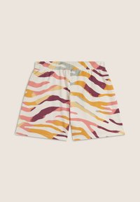 Pantaloni shorts multicolori con un design astratto a strisce di tigre in rosa, giallo e bordeaux su sfondo bianco; tessuto morbido, vita elastica.