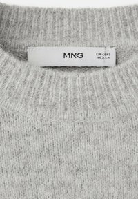 Helle graue Strickpullover-Nackenpartie mit geripptem Kragen und einem weißen MNG Markenbekleidungsgrößenetikett.