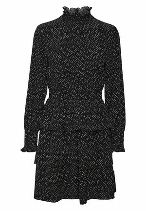 Sort langærmet kjole med hvide prikker, høj flæset krave, tætsiddende talje og lagdelt nederdel.
