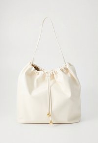 Bílá taška na stahování z umělé kůže s našitým horním lemem a jedním ramenním popruhem. Má zlaté kovové doplňky a hladký povrch.