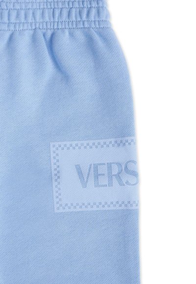 Jasnoniebieskie spodnie dresowe z miękkiego materiału, z tonalnym logo "VERS" w prostokątnym obrysie, z elastycznym paskiem w talii.