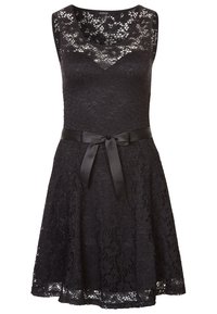 Robe noire sans manches en dentelle avec encolure ronde, corsage ajusté, jupe évasée et ceinture en ruban de satin nouée en un nœud à la taille.