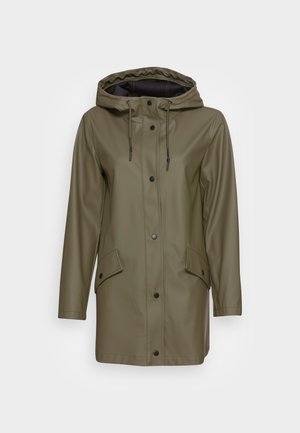 Veste de pluie imperméable vert olive avec une capuche, boutons-pression à l'avant, deux poches latérales et cordons de serrage pour ajuster la capuche.