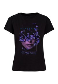 Czarna bawełniana koszulka z grafiką twarzy z purpurowymi wzorami motyli oraz napisem „SYNTHESIS EVANESCENCE” w niebieskim kolorze powyżej.