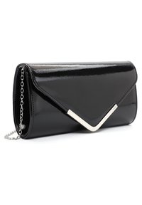 Clutch in vernice nera con hardware in tonalità argento, design a pattina triangolare e tracolla removibile. Texture liscia e finitura lucida.