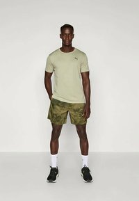 Puma ESSENTIAL TEXTURE TEE - Sportfelső - lux army