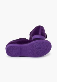 Paarse fluwelen schoenen met een gestructureerd oppervlak, voorzien van een kleurrijke rubberen zool met bloemen- en hartpatronen. Ontworpen voor comfort en duurzaamheid.