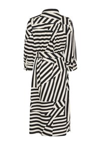 Robe rayée en noir et crème, avec un col à revers, des manches trois-quarts et une taille nouée. Tissu texturé avec des motifs angulaires.