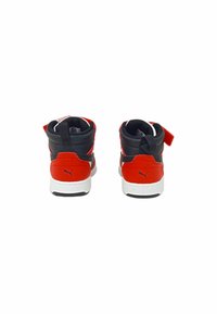 Røde og sorte mid-top sneakers med en hvid sål, der har en overdel af tekstil og syntetisk materiale, trækkrog og signaturlogo på hælen.