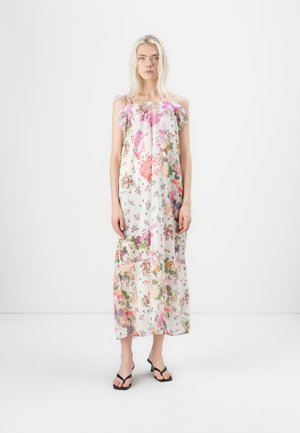 Blomster maxi-kjole med justerbare stropper, med hvit bakgrunn og livlige rosenrøde, grønne og lilla blomstermønstre. Lett materiale.
