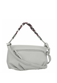 Sac à main en cuir gris avec une bandoulière tressée multicolore, compartiment zippé et un corps lisse et texturé. Présente un design en torsion.