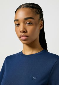 Wrangler REGULAR TEE - Camiseta básica - dark navy
