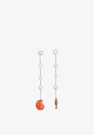 Boucles d'oreilles pendantes asymétriques avec quatre perles blanches sur chaque chaîne, l'une se termine par un pendentif coquillage rouge, l'autre par un pendentif poisson en bronze.