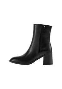 Czarne skórzane botki za kostkę z blokowym obcasem i bocznym zamkiem błyskawicznym, gładkie wykończenie oraz małe złote logo blisko górnej krawędzi.