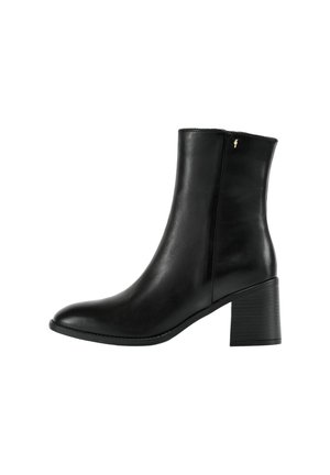 Czarne skórzane botki za kostkę z blokowym obcasem i bocznym zamkiem błyskawicznym, gładkie wykończenie oraz małe złote logo blisko górnej krawędzi.