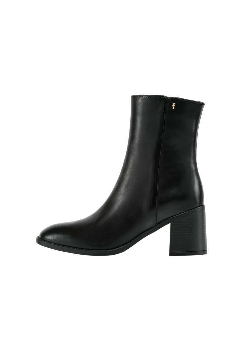 Czarne skórzane botki za kostkę z blokowym obcasem i bocznym zamkiem błyskawicznym, gładkie wykończenie oraz małe złote logo blisko górnej krawędzi.