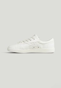 Hvid lavtop-sneaker med snørelukning foran, tekstureret sål og diskrete ventilationshuller på siden mod en neutral baggrund.