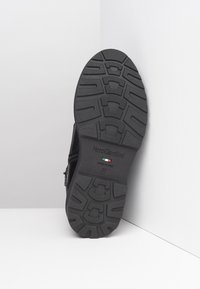 NeroGiardini Stivaletti con plateau - black