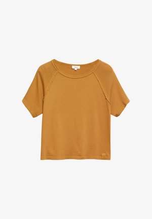 Musztardowożółta koszulka z krótkim rękawem, okrągłym dekoltem i surowo wykończonymi szwami raglanowymi, mała metka materiałowa na dolnym szwie.