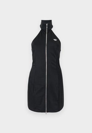 Černé šaty bez rukávů s halter výstřihem, předním stříbrným zipem a malým bílým logem Adidas na hrudi na bílém pozadí.