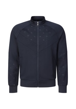 Navy blauwe jas met ritssluiting, hoge kraag, geribde manchetten en zoom, subtiel reliëfpatroon en schuine paneeldetails op borst en mouwen.