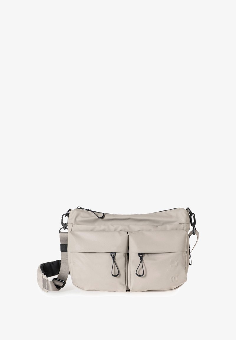 Borsa a tracolla beige realizzata in materiale morbido e resistente. Presenta due tasche anteriori con zip, una tracolla regolabile e dettagli in metallo nero.