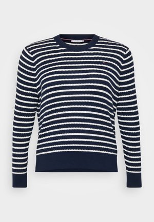 Sötétkék pulóver fehér vízszintes csíkokkal. Kerek nyakkivágással, bordázott mandzsettákkal és szegéllyel rendelkezik. Textúrált kötött anyagból készült.