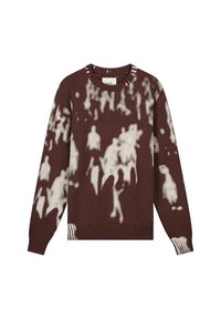 Brauner Strickpullover mit einem weißen abstrakten Muster, Rundhalsausschnitt, gerippten Bündchen und Saum, sowie leicht ausgefransten Details am Halsausschnitt.