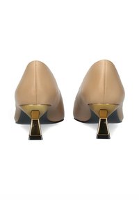 Décolleté in pelle beige con punte appuntite, con accento in tono oro sul tacco a blocco. Texture liscia, design essenziale e altezza bassa.
