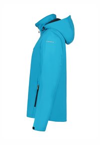 Blå softshell-jakke med hætte, der har en lynlås, sorte detaljer og en glat overflade. Designet til udendørs aktiviteter.