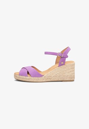 Sandalia cuña de ante morado con plataforma de yute trenzado, tira en el tobillo y detalle de hebilla pequeña dorada, mostrada sobre fondo blanco.