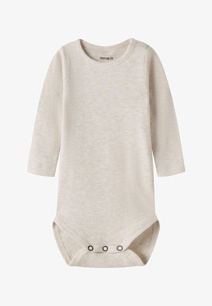 Lichtbeige, geribbelde, lange mouwen babyromper met drie drukknoopjes bij het kruis, plat neergelegd op een witte achtergrond.