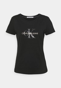 Czarna bawełniana koszulka z okrągłym dekoltem i krótkimi rękawami. Posiada białe logo graficzne "CALVIN KLEIN JEANS" oraz stylizowane "CK" z przodu.