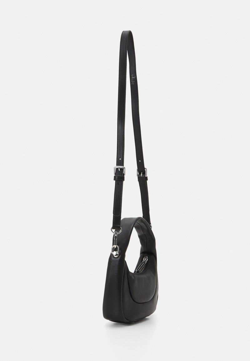 Borsa a spalla in pelle nera con design curvo, tracolla regolabile e dettagli in metallo argento. Presenta una tasca con zip sul lato.