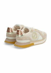 Sneaker beige con una combinazione di materiali scamosciati e mesh, con elementi metallici, una suola stratificata e un logo distintivo di lato.
