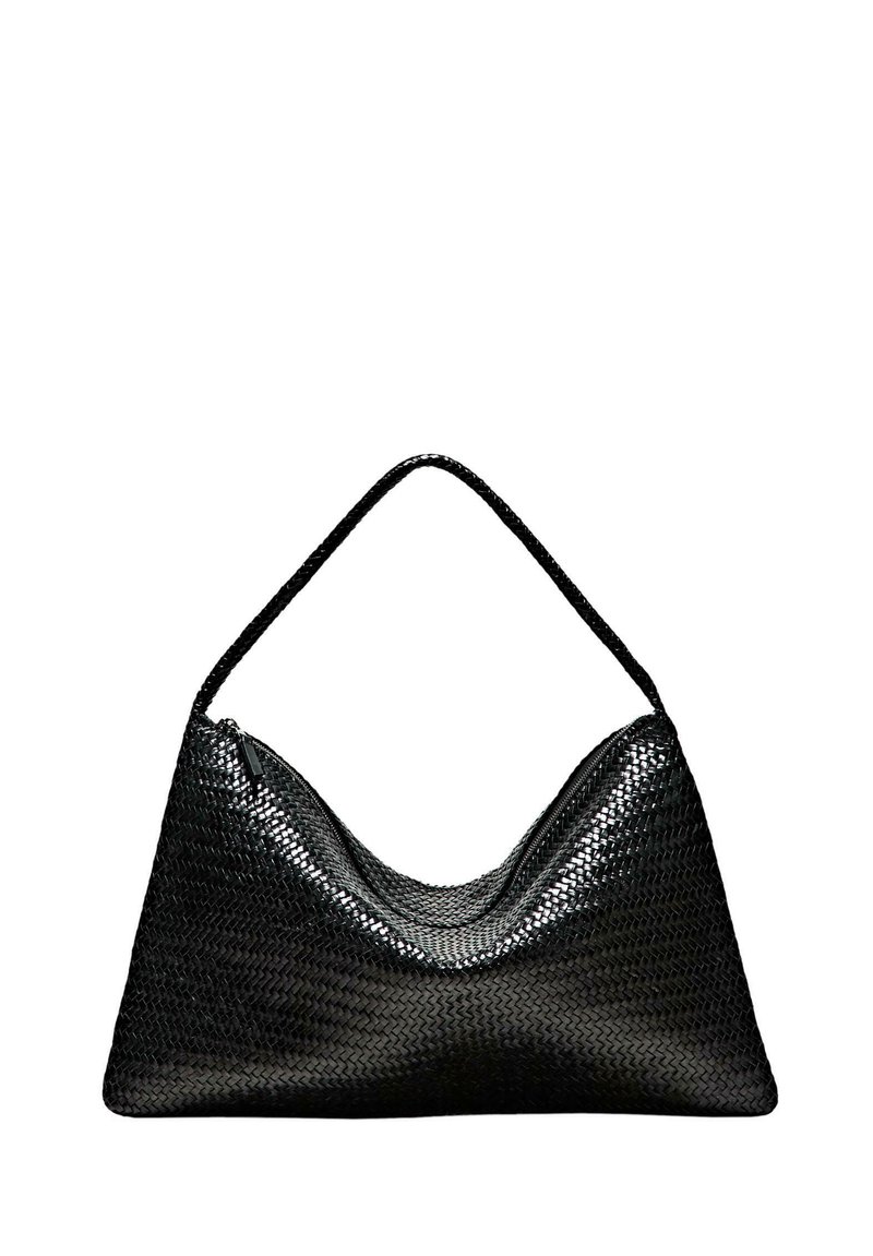 Schwarze geflochtene Lederhandtasche mit einer geschwungenen Form, einem einzelnen Träger und Reißverschluss. Sie zeichnet sich durch eine glatte, glänzende Textur und ein minimalistisches Design aus.