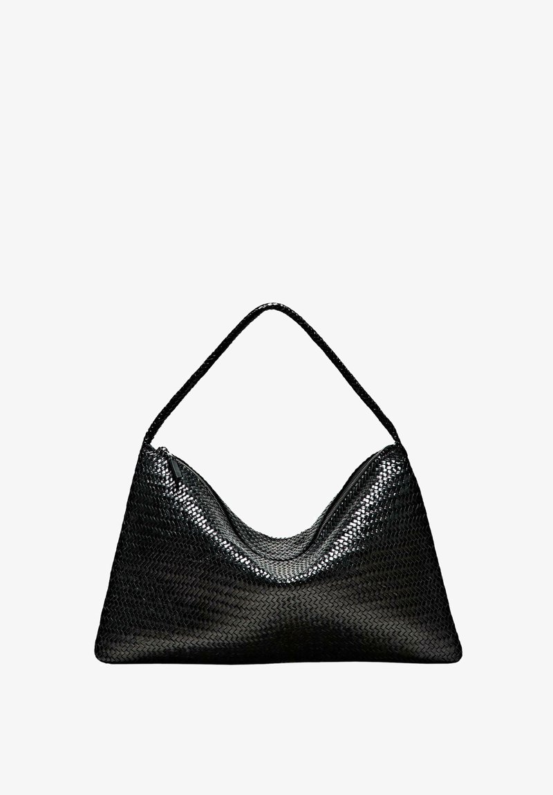 Sac à main en cuir tressé noir avec une forme incurvée, une bandoulière unique et une fermeture éclair. Caractérisé par une texture lisse et brillante ainsi qu'un design minimaliste.