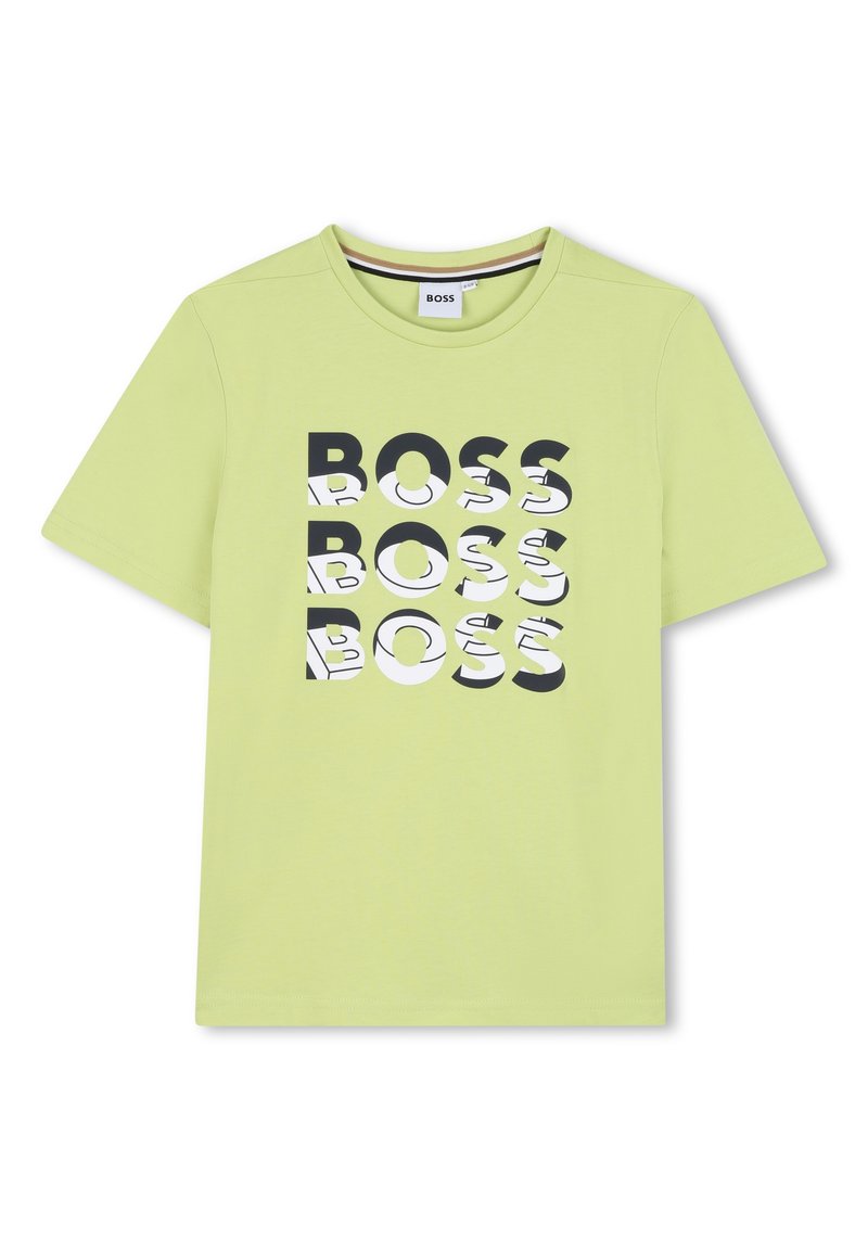 Camiseta verde claro con texto repetido en negro y blanco que dice "BOSS". Manga corta, cuello redondo, material de algodón suave.