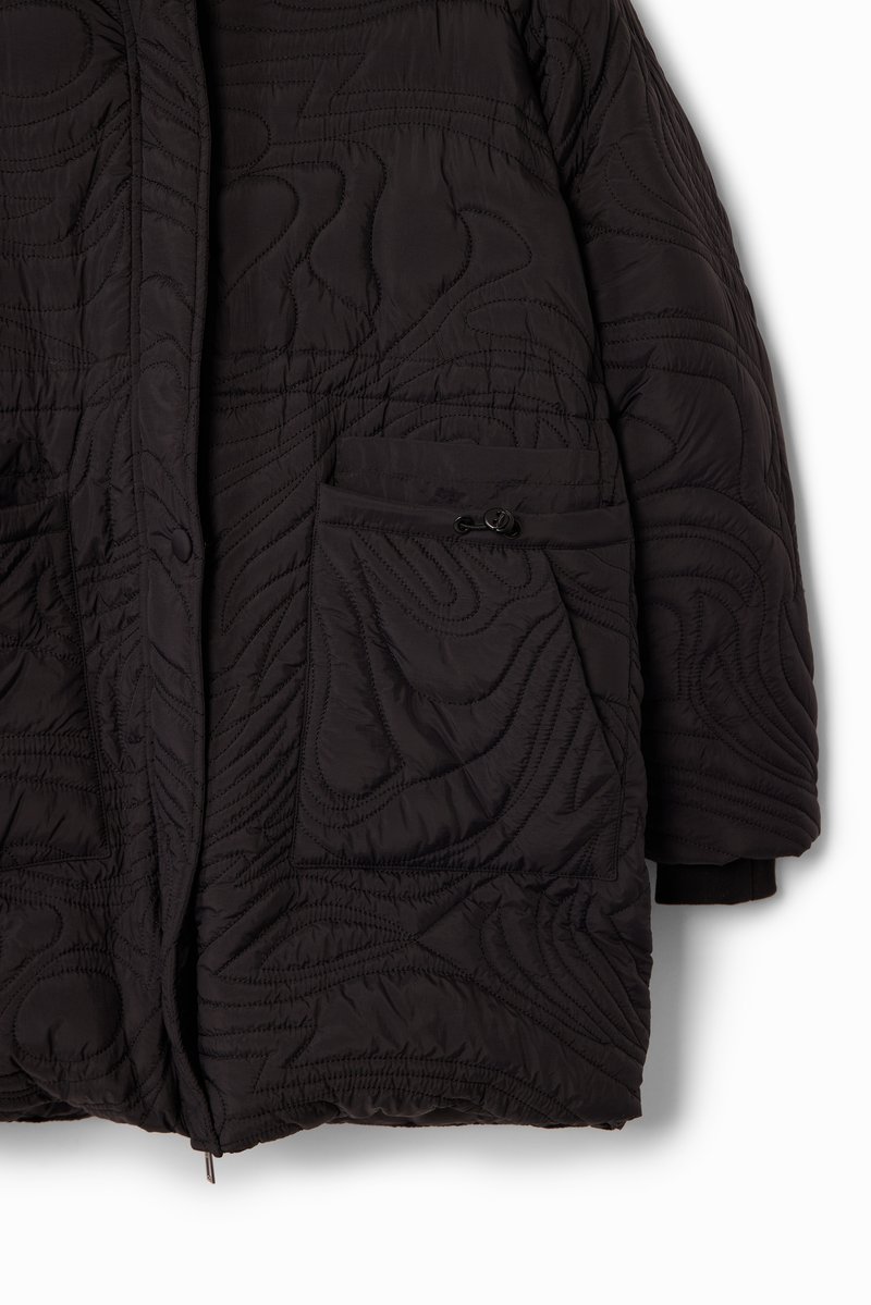 Giacca nera trapuntata con un motivo testurizzato, chiusura frontale con bottoni e due tasche anteriori con dettagli in cordino.