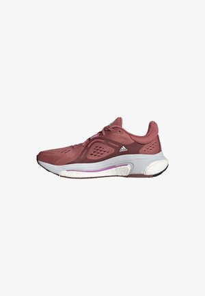 Bordowy but do biegania Adidas z białą i fioletową amortyzowaną podeszwą, oddychającą siateczkową cholewką i wiązaniem na sznurowadła.
